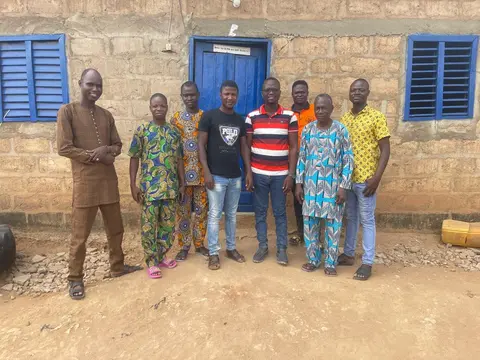 Photo d'ensemble du Consultant avec l'équipe après Vérification des Scènes du Film Jésus 